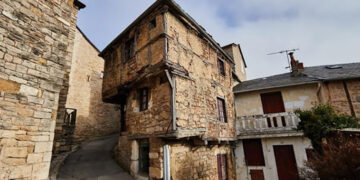 Куќа стара 550 години стана атракција во Франција, а кај нас вакви куќи стојат секој ден незабележани!
