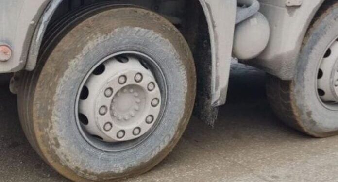 Глоба од 1.300 евра зашто камиони со валкани гуми се вклучувале во сообраќај  